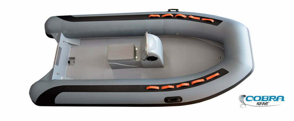 Embarcación semirrígida Cobra 400 Sport con casco de fibra en V profunda y flotadores de PVC.