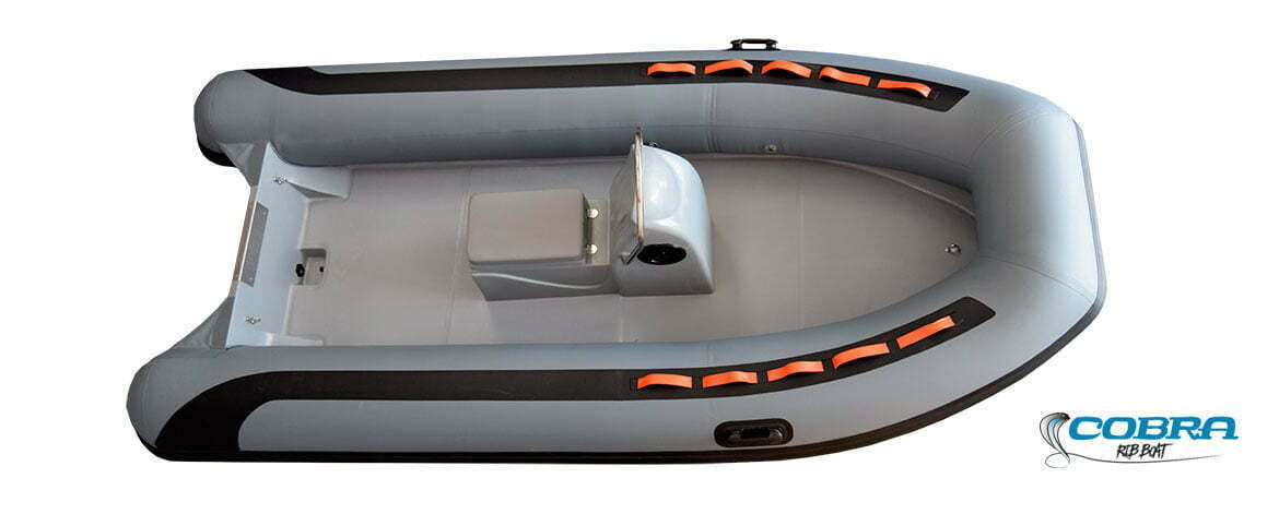 Embarcación semirrígida Cobra 400 Sport con casco de fibra en V profunda y flotadores de PVC.