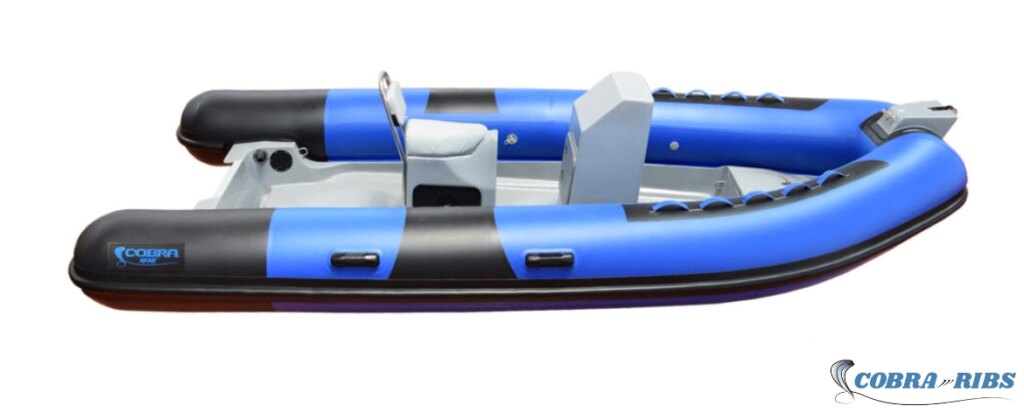 Embarcación semirrígida Cobra 480 con casco en V profunda , depósito de combustible integrado de 60L y capacidad para 8 personas.