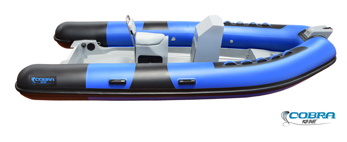 Embarcación semirrígida Cobra 480 con casco en V profunda , depósito de combustible integrado de 60L y capacidad para 8 personas.