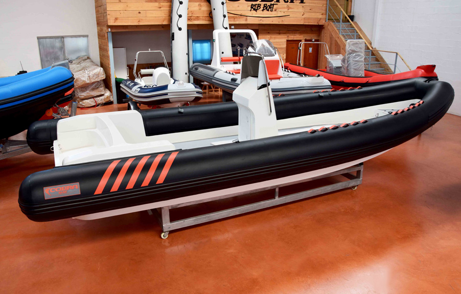 Embarcaciones semirrígidas de buceo Cobra Diving con suelo antideslizante y botelleros para submarinismo.
