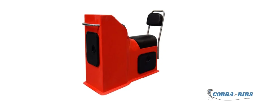 Asiento tipo jockey C1 Sailing fabricado en PRFV con herrajes INOX y respaldo acolchado para embarcaciones semirrígidas.