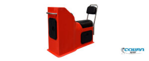 Asiento tipo jockey C1 Sailing fabricado en PRFV con herrajes INOX y respaldo acolchado para embarcaciones semirrígidas.