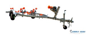 Remolque náutico compacto Modelo B de 5,28 metros y eje con capacidad de carga de 800 Kg.