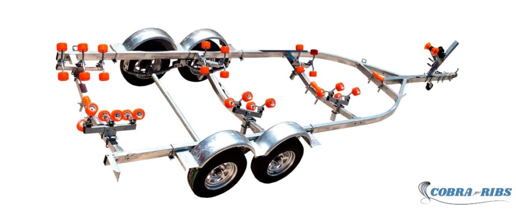 Remolque náutico Modelo E de doble eje con 6,58 metros de largo y capacidad de carga de 1.800 Kg.