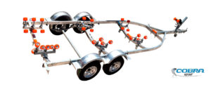 Remolque náutico Modelo E de doble eje con 6,58 metros de largo y capacidad de carga de 1.800 Kg.