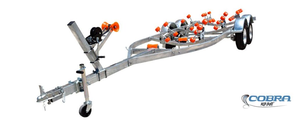 Remolque náutico Modelo G doble eje, 7,38 metros de largo y capacidad de carga de 2.200Kg.