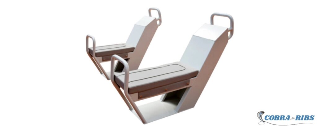 Asiento de aluminio con respaldo para emaarcaciones semirrígidas y lanchas de hasta 4 metros.