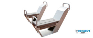 Asiento de aluminio con respaldo para emaarcaciones semirrígidas y lanchas de hasta 4 metros.