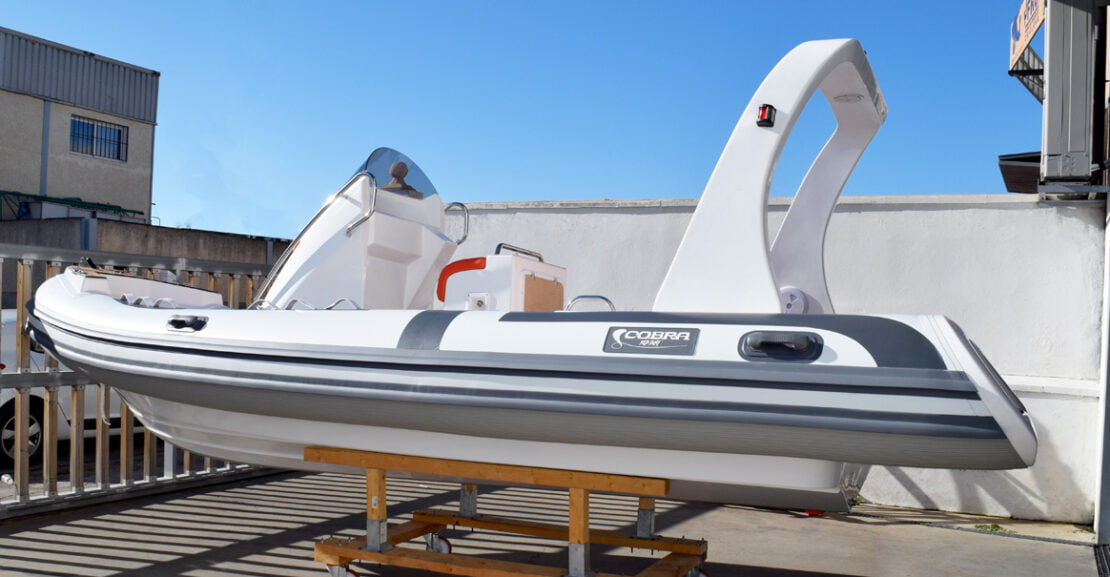 Embarcación semirrígida Cobra 580 Lux de Neopreno Hypalon con suelo de teka y arco de luces.