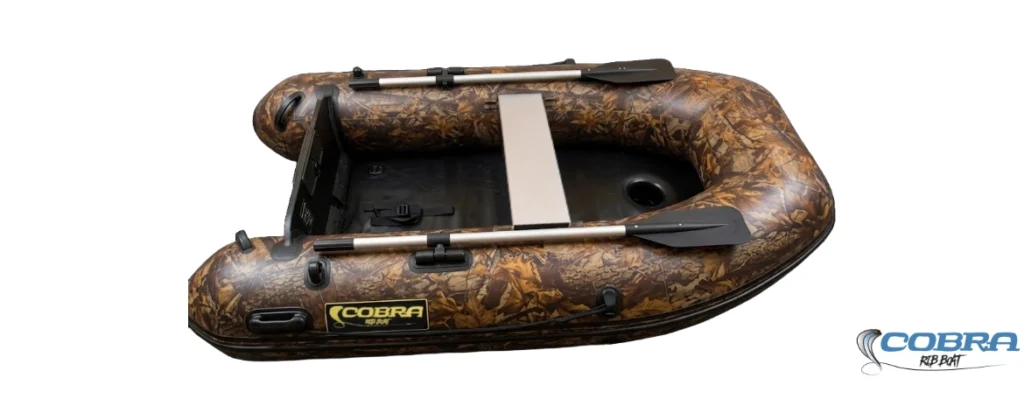 Embarcación neumática camuflada Cobra 210 Dingui con suelo hinchable, ideal para pesca, caza y observación de naturaleza.