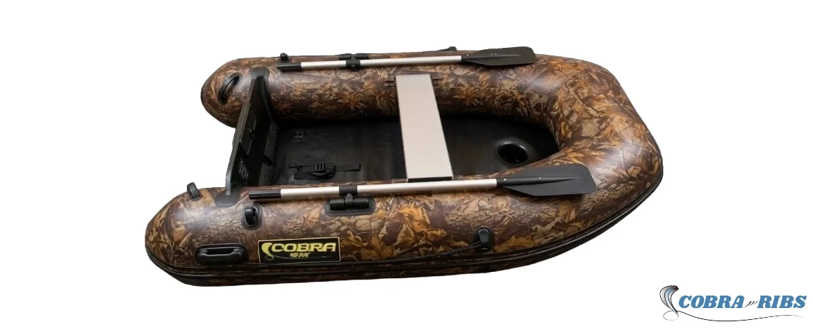 Embarcación neumática camuflada Cobra 210 Dingui con suelo hinchable, ideal para pesca, caza y observación de naturaleza.