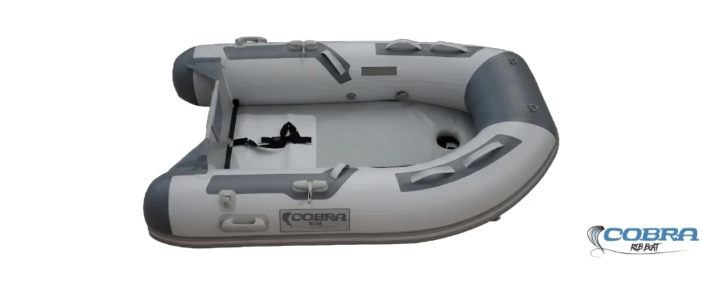 Embarcación neumática compacta Cobra 210 Dingui con suelo hinchable y remos, ideal como auxiliar o tender.