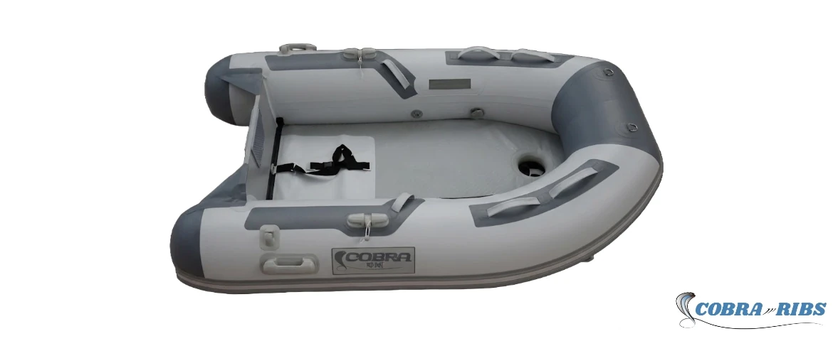 Embarcación neumática compacta Cobra 210 Dingui con suelo hinchable y remos, ideal como auxiliar o tender.