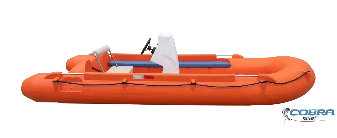 Embarcación semirrígida Cobra 450 de polietileno HDPE color naranja para escuelas de vela.