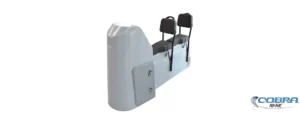 Asiento biplaza para embarcaciones con respaldo, estructura ergonómica y tambucho lateral de almacenamiento.