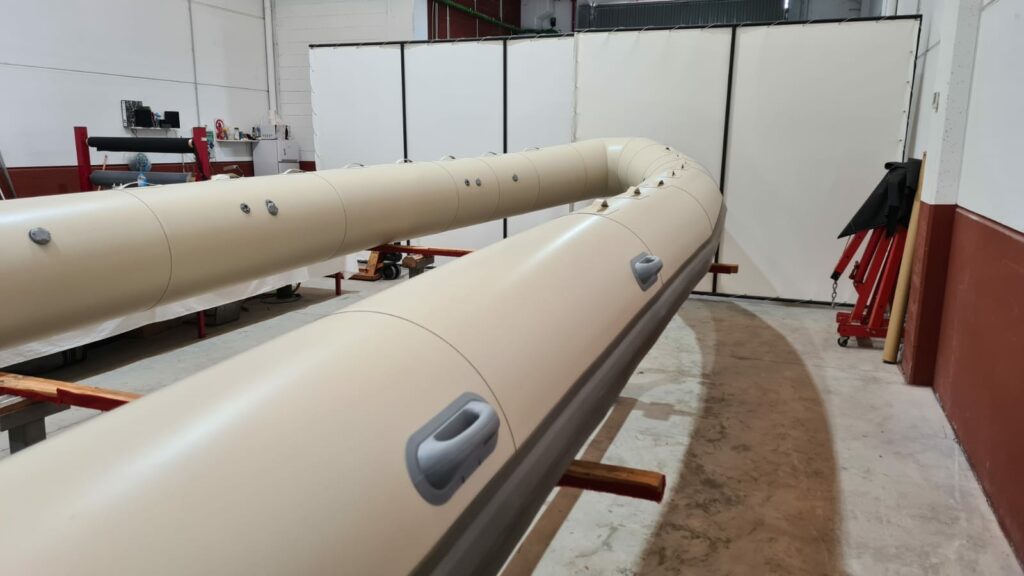 Fabricación a medida de flotador de Neopreno-Hypalon en color crema para embarcación semirrígida en el taller de Tubular Ribs.