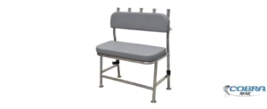 Asiento para embarcación con estructura de acero inoxidable, respalado alcolchado y diseño optimizado para espacio inferior.