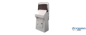 Consola de mando C4 para semirrígidas de 5 a 7 metros con tambucho, parabrisas fumé y herrajes INOX.