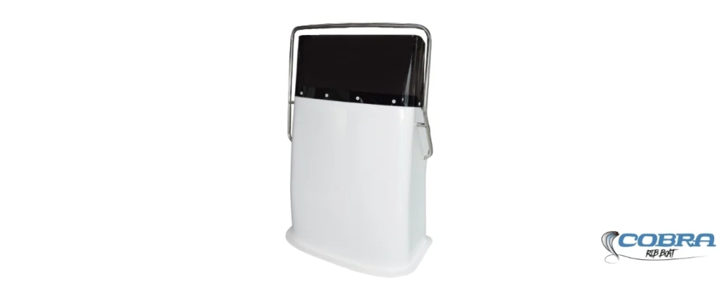 Consola de mando C5 minimalista y funcional para embarcaciones semirrígidas con gran superficie para instrumentos.