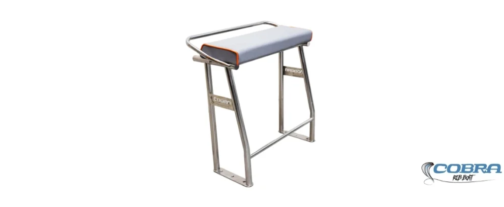 Asiento riñonera minimalista para embarcación fabricado en PRFV con estructura y herrajes de acero inoxidable.