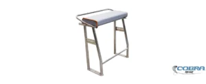 Asiento riñonera minimalista para embarcación fabricado en PRFV con estructura y herrajes de acero inoxidable.