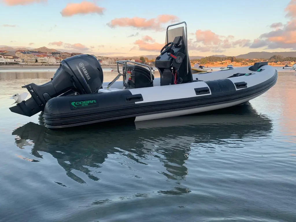 Cobra Ribs na Feira Náutica de Oeiras com uma embarcação semirrígida