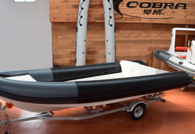 Embarcación semirrígida Cobra 595 de alto rendimiwnto con casco de fibra y resina viniléster.