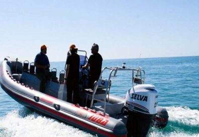 Embarcación semirrígida Cobra 700 Diving de Neopreno Hypalon con capacidad para 12 buceadores.