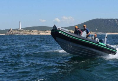 Semirrígida Cobra navegando en planeo con motor fueraborda trimado correctamente.