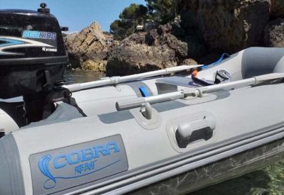 Embarcación semirrígida Cobra 480 apta para navegar sin carnet con motor de 15CV.