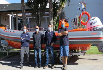 Embarcación semirrígida Cobra 750 Diving personalizada para el CSIC con casco naranja y flotadores de Neopreno Hypalon.