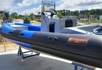 Semirrígida Cobra 595 personalizada àra pesca submarina con motor Yamaha 100 y flotador reforzado.