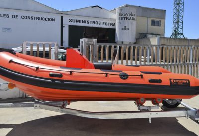 Embarcación semirrígida Cobra 430 Salvamento con parches antideslizantes y casco en V profunda para rescate.