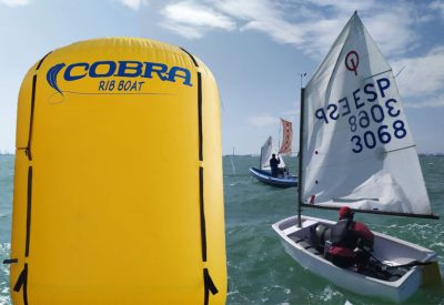 Boyas de regata Cobra profesionales en color amarillo intenso para alta visibilidad en competiciones de vela.