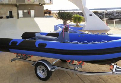 Embarcación semirrígida Cobra 480 de 4,8 metros con flotador de Neopreno Hypalon y casco en V profunda.