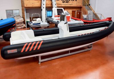 Embarcaciones semirrígidas de buceo Cobra Diving con suelo antideslizante y botelleros para submarinismo.