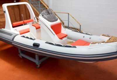 Bracos semirrígidos de lujo Cobra Lux con soláriuem, acabados premium y flotadores de neopreno.