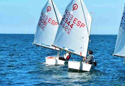 Embarcación Semirrígida Cobra para sailing y apoio a regatas con casco en V profunda y bañera autovaciante.