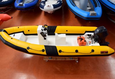 Nueva embarcación Semirrígidas Cobra 520T con casco en V profunda y flotador de Neopreno.