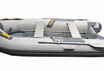 Lancha neumática Cobra 330 con suelo de aluminio plagable y capacidad para 5 personas.