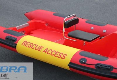 Lancha semirrígida Cobra 520 de salvamento con flotador lateral abatoble para rescate de heridos.
