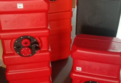 Deósitos de gasolina de polietileno rojo para embarcaciones semirrígidas Cobra.