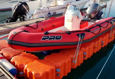 Plataforma modular flotante Cobra para atraque de embarcaciones y motos de agua.
