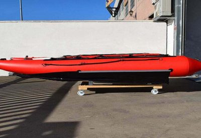 Catamarán hinchable Cobra 390 con suelo de aluminio y proa de fibra para rescate y buceo.