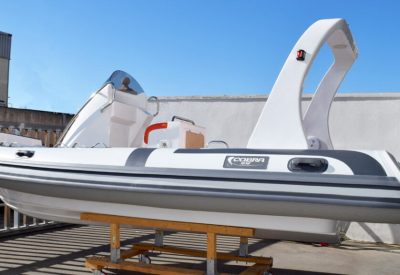 Embarcación semirrígida Cobra 580 Lux de Neopreno Hypalon con suelo de teka y arco de luces.