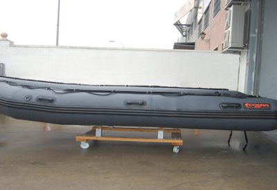 Lancha neumática Cobra 500 de metros con suelo de aluminio y capacidad para 10 personas.