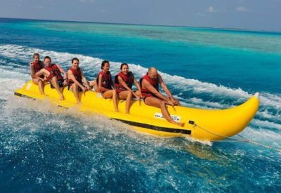 Banana acuática de arrastre y plataforma hinchable Cobra para deportes náuticos y recreo.